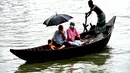 Sejumlah orang bepergian menggunakan perahu di Dhaka, Bangladesh (10/9/2020). Bangladesh pada Kamis (10/9) melaporkan 1.892 kasus baru COVID-19 dan 41 kematian baru, menambah jumlah kasus menjadi 332.970 dan jumlah kematian di angka 4.634. (Xinhua)