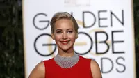 Jennifer Lawrence saat menghadiri Golden Globe Awards ke-73 di Beverly Hills, California, Minggu (10/1/2016). (REUTERS/Mario Anzuoni)