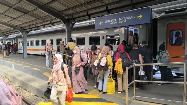 Penumpang Kereta Api Padati Stasiun Jember pada libur panjang Maulid Nabi Muhammad SAW (Istimewa)