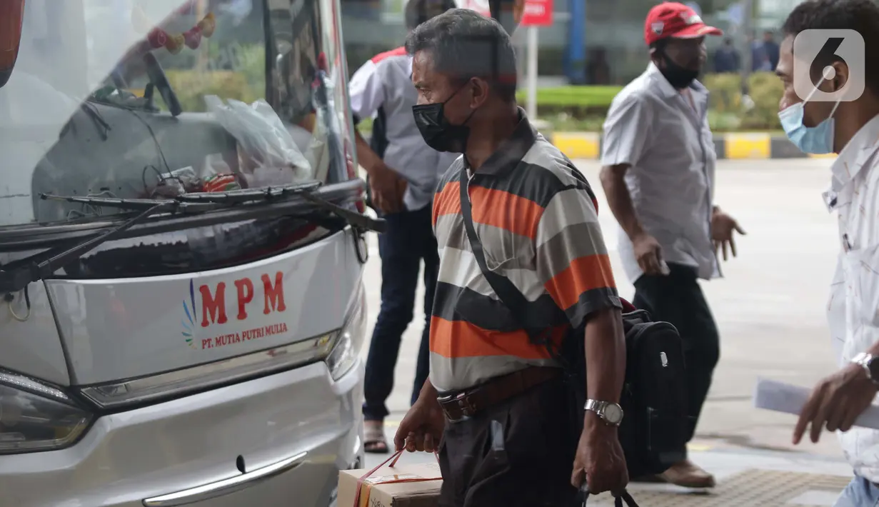 Calon penumpang bersiap menaiki bus Antar Kota Antar Provinsi di Terminal Bus Terpadu Pulo Gebang, Jakarta, Kamis (31/12/2020). Memasuki libur pergantian tahun sejumlah calon penumpang terus berdatangan di Terminal Bus Terpadu Pulo Gebang. (Liputan6.com/Helmi Fithriansyah)