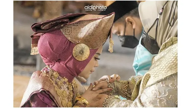 8 Potret Rizky Billar dan Lesty Kejora saat Gelar Malam Bainai, Curi Perhatian