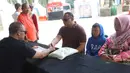 Selain berfungsi sebagai pembersih diri dari kesalahan yang mungkin dilakukan, zakat fitrah sekaligus menjadi bentuk kepedulian sosial dalam menyambut Hari Raya Idul Fitri. Tampak dalam foto, petugas Unit Pengelola Zakat (UPZ) melayani pembayaran zakat, fidyah, kafarat, infaq, dan shadaqah di teras Masjid Istiqlal, Jakarta, Minggu 15 Maret 2026. (Kapanlagi.com/Budy Santoso)