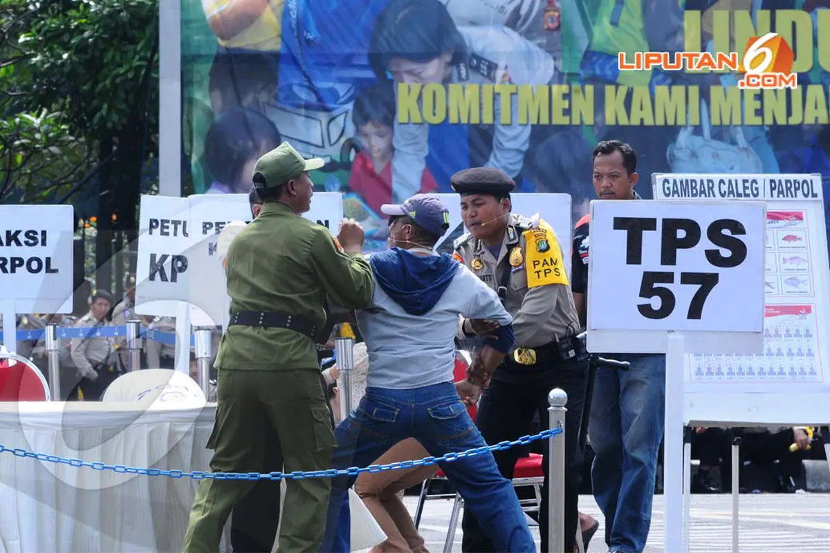 [FOTO] Ini Cara Polisi Atasi Kerusuhan di TPS