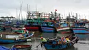 Para ahli meteorologi di Pusat Peringatan Topan Gabungan (JTWC) militer Amerika Serikat melaporkan bahwa badai tersebut telah kembali menguat saat mendekati wilayah tengah Vietnam. Tampak dalam foto, seorang pria mengikat perahu untuk melindunginya dari dampak Topan Kalmaegi di Pelabuhan Perikanan Quy Nhon, Provinsi Gia Lai, Vietnam Tengah, pada 6 November 2025. (Nhac NGUYEN/AFP)