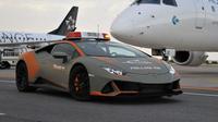 Lamborghini Huracan Evo sebagai Penuntun Pesawat (Motor1)