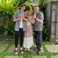 Maudy Koesnaedi bagikan potret dirinya tampil kompak bersama keluarga di hari Lebaran.  (Foto: Instagram/ Maudy Koesnaedi)