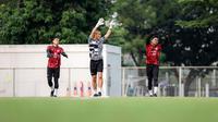 Dua kiper Timnas Indonesia, Ernando Ari Sutaryadi (kanan) dan Muhammad Adi Satryo (kiri) melakukan pemanasan bersama pelatih kiper, Yoo Jae-hoon dalam sesi latihan perdana Timnas Indonesia di Lapangan B Gelora Bung Karno, Senayan, Jakarta, Selasa (28/5/2024) jelang menghadapi serangkaian laga uji coba dan kualifikasi Piala Dunia 2026. (Bola.com/Bagaskara Lazuardi)
