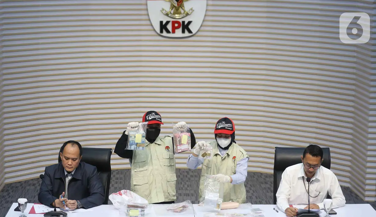Sebelumnya, KPK menetapkan dan menahan Bupati Lampung Tengah, Ardito Wijaya sebagai tersangka dalam kasus penerimaan hadiah/janji terkait pengadaan barang/jasa serta penerimaan lainnya (gratifikasi) di lingkungan Pemerintah Kabupaten Lampung Tengah Tahun 2025. Tampak dalam foto, petugas memperlihatkan barang bukti penangkapan Bupati Lampung Tengah, Ardito Wijaya, di Gedung Merah Putih Komisi Pemberantasan Korupsi (KPK), Jakarta, Kamis (11/12/2025). (Liputan6.com/Helmi Fithriansyah)