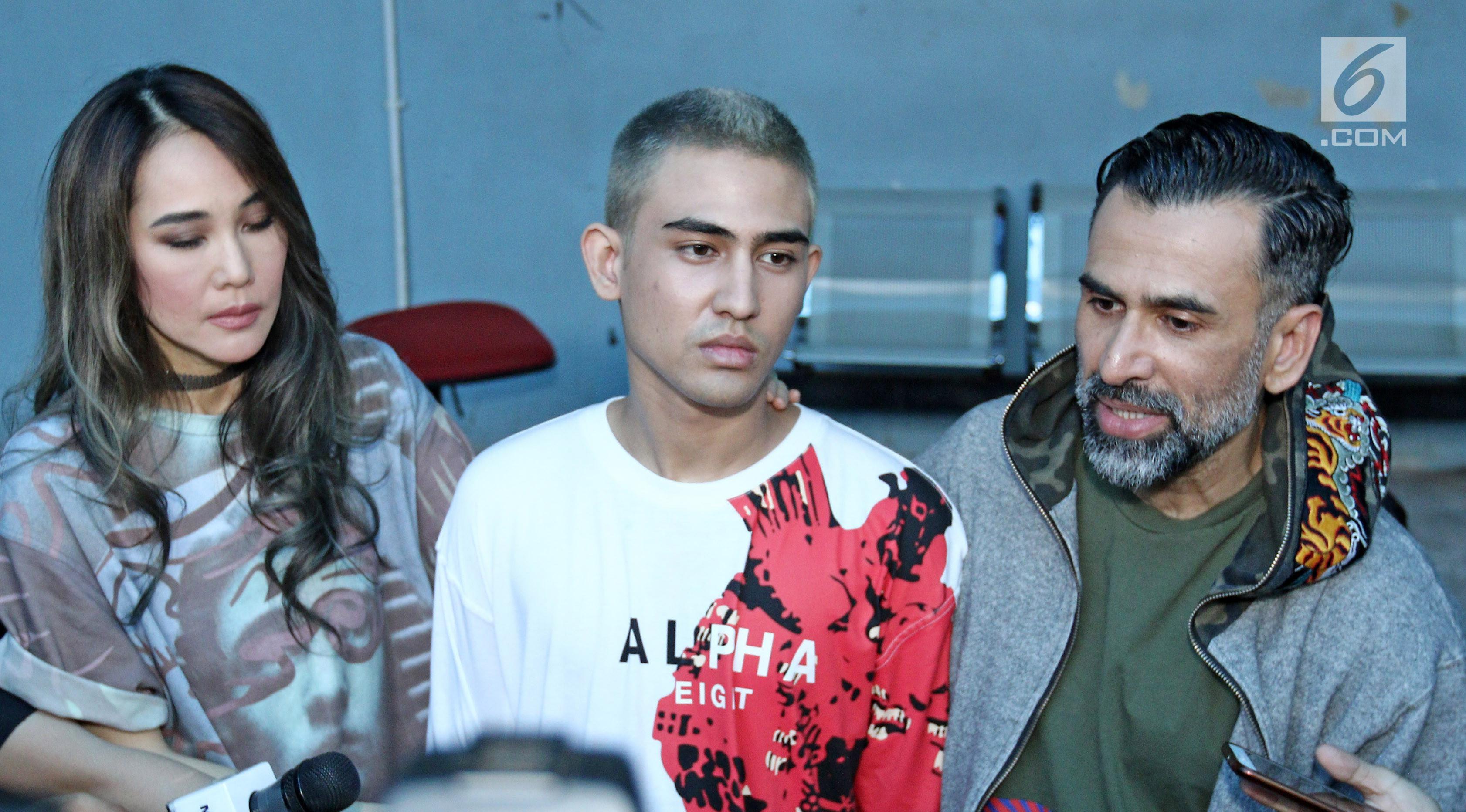 Jeremy Thomas dan Ina Thomas bersama putranya yang baru saja bebas dari penjara, Axel Matthew Thomas. (Herman Zakharia/Liputan6.com)