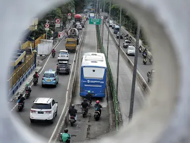 Sejumlah sepeda motor melintas di jalur Transjakarta di Jalan Galunggung, Jakarta, Kamis (7/2). Pelanggaran lalu lintas tersebut disebabkan kurangnya disiplin dan kepatuhan hukum dari pengguna jalan. (Liputan6.com/Faizal Fanani)
