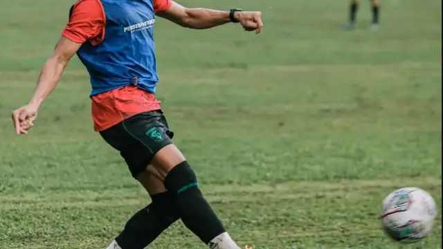 7 Potret Latihan Persebaya Jelang Pertandingan Lawan Persib di Piala Presiden 2022