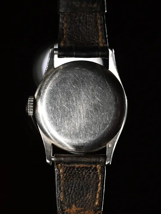 Jam tangan Ref 96, yang menonjolkan rancangan arloji dengan mahkota menyerupai bulan ini terlihat sangat sederhana jika dibandingkan dengan arloji mewah yang biasa dijual di balai lelang tersebut. (Photo by Peter PARKS / AFP)