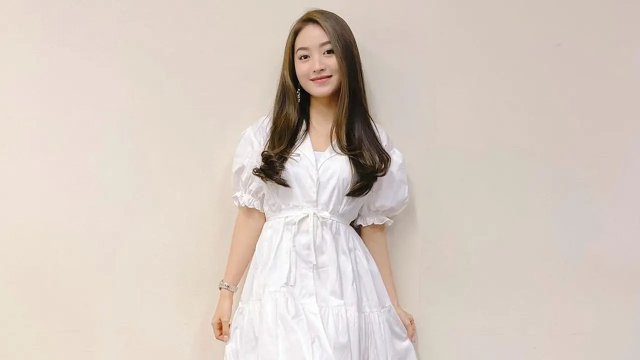 FOTO: Gaya Natasha Wilona Pakai Simple Dress, Tampil Menawan