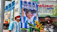 Aksi sejumlah warga Solo dalam melepas kepergian meninggalkannya legenda sepak bola dunia, Diego Maradona, Kamis (26/11/2020). (Bola.com/Vincentius Atmaja)