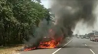 Mobil terbakar di Tol Cipularang (Foto: Liputan6.com/Abremena)