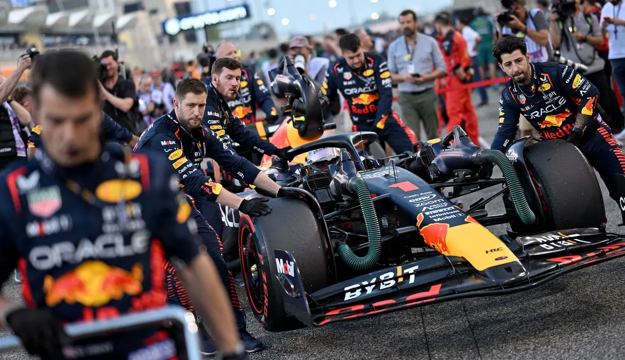 Pebalap Red Bull, Max Verstappen bersama timnya sedang bersiap untuk melakukan start saat Formula 1 GP Bahrain 2023 yang berlangsung di Sirkuit Internasional Bahrin, Sakhir, Minggu (05/03/2023) WIB. (AFP/Andrej Isakovic)