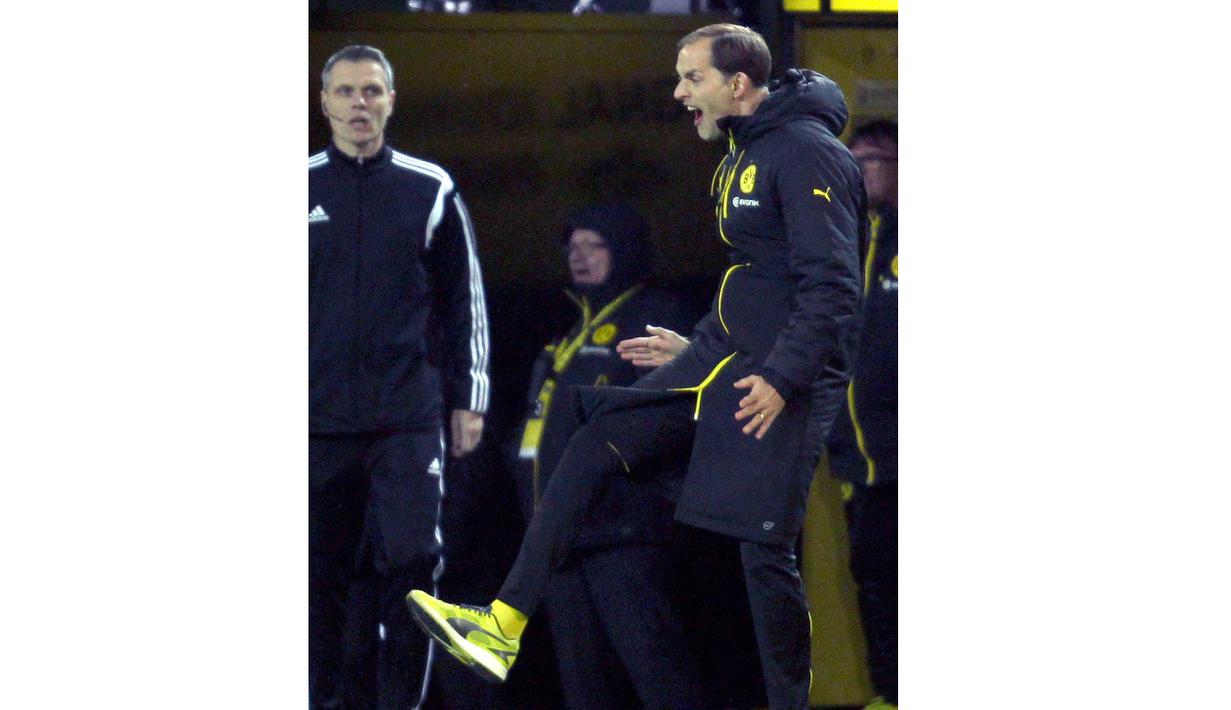 Pelatih Dortmund, Thomas Tuchel terlihat kesal saat timnya melawan  FC Bayern Munchen pada lanjutan Bundesliga 2015-2016 di Stadion Signal Iduna Park ,Dortmund, Minggu (5/3/2016) dini hari WIB. (EPA/Ina Fassbender)