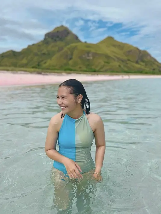 Prilly juga mengenakan baju renang high neck warna hijau dan biru.  (@prillylatuconsina96)