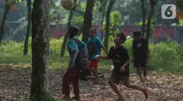 Sejumlah anak bermain sepak bola di lahan kebun Karet desa Cibodas, Bogor, Jawa Barat Sabtu (4/9/2021). Meskipun lapangan sepak bola seadanya berada di lahan Kebun karet, anak-anak bermain dengan semangat berlatih dan sering ikut turnamen antar kampung. (merdeka.com/Imam Buhori)
