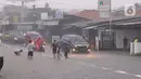 Pengendara terjebak banjir yang menggenangi jalan Bayangkara Pusdiklat, Kota Tangerang Selatan, Banten, Selasa (2/11/2021). Ada potensi hujan lebat dengan intensitas lebih dari 50 milimeter (mm) per hari. (Liputan6.com/Angga Yuniar)