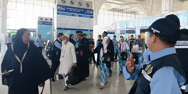 Rombongan Pertama Haji Khusus Indonesia Tiba di Madinah, Disambut Sapaan Hangat PPIH