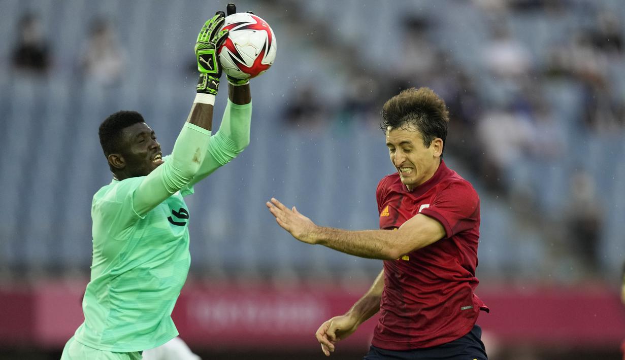 Usai tertinggal, Spanyol ganti menekan Pantai Gading. Upaya Mikel Oyarzabal dan kawan-kawan masih mampu dimentahkan barisan belakang Pantai Gading. (Foto: AP/Andre Penner)