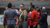 Ketum The Jakmania, Ferry Indra Syarif, bernyanyi sebelum Persija menghadapi Borneo FC pada laga Liga 1 di Stadion Patriot Bekasi, Jawa Barat, Minggu (16/7/2017). Persija menang 1-0 atas Borneo FC. (Bola.com/Vitalis Yogi Trisna)