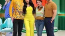Dewi Perssik dan Rian Ibram turut berfoto juga dengan Lucinta Luna dan Alan. Lucinta Luna dan Alan terlihat serasi dengan busana kuning. Potret kebersamaan Lucinta Luna dan Alan bersama seleb ini curi perhatian. (Liputan6.com/IG/lucintaluna_manjalita)