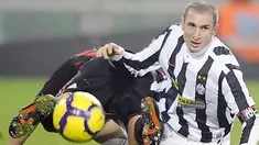 Duel antara bek Juventus Giorgio Chiellini (kanan) dengan gelandang AC Milan Gennaro Ivan Gattuso dalam lanjutan Serie A di Olimpic Stadium, Turin, 10 Januari 2010. AFP PHOTO / Damien Meyer