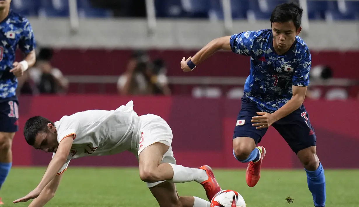 Jepang mulai mendapat angin pada menit ke-34. Tusukan Takefusa Kubo dari sisi kiri ke dalam kotak penalti diteruskan dengan sebuah tendangan yang masih dapat diblok bek Spanyol. (Foto: AP/Silvia Izquierdo)