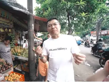 Ditemani dua anaknya, Anang Hermansyah pergi berbelanja ke pasar untuk membeli bahan membuat es buah. Sesampainya di pasar, pedagang pun langsung mengenali penyanyi sekaligus pencipta lagu itu. Matanya pun langsung tertuju kepada pedagang buah yang ada di depan pasar. (Liputan6.com/YouTube/The Hermansyah A6)