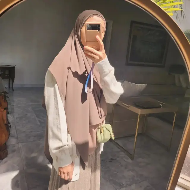 6 Potret Laudya Cynthia Bella Kini Jarang Perlihatkan Wajah, Tampil Makin Tertutup