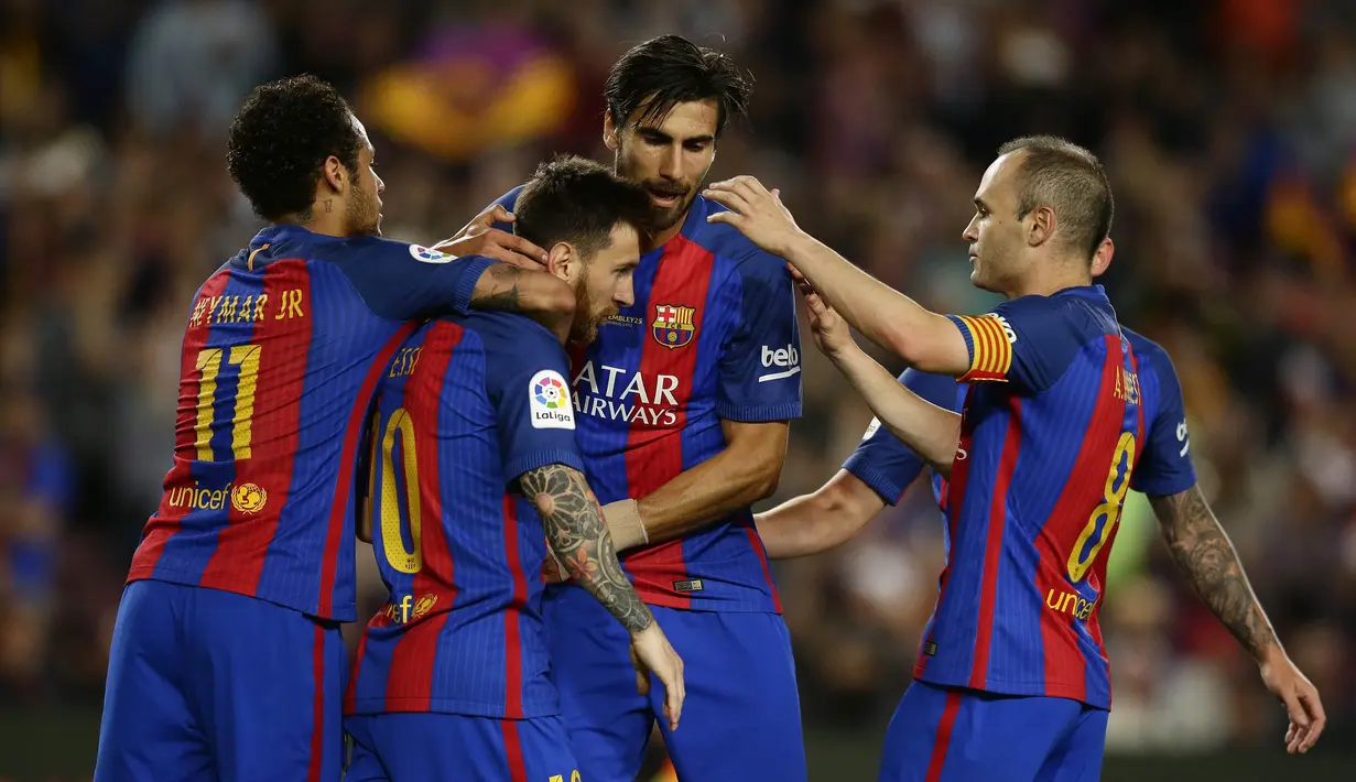 Para pemain Barcelona berusaha menenangkan Lionel Messi, yang kecewa usai pertandingan melawan Eibar pada laga pekan terakhir La Liga di Camp Nou, Minggu (21/5/2017). Meski menang, Barcelona tetap gagal juara La Liga. (AP/Manu Fernandez)
