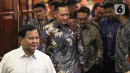 Ketua Umum Partai Gerindra Prabowo Subianto diikuti Ketua Umum Partai Demokrat Agus Harimurti Yudhoyono (kiri) berjalan keluar usai melakukan pertemuan di Kertanegara, Jakarta, Jumat (24/6/2022). Prabowo mengatakan belum menghasilkan kesepakatan untuk koalisi. Adapun pertemuan tersebut selama kurang lebih dua jam baru komunikasi awal. (Liputan6.com/Faizal Fanani)