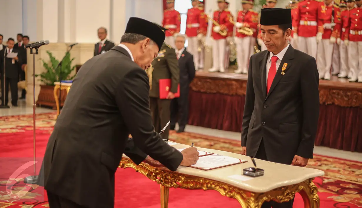 Presiden Jokowi menyaksikan penandatanganan dokumen pelantikan sembilan orang yang akan bertugas sebagai Komisi Kejaksaan dengan masa jabatan 2015-2019 di Istana Negara, Jakarta, Kamis (6/7/2015). (Liputan6.com/Faizal Fanani)