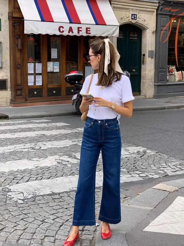 Look Tegas dengan Perpaduan Baju Putih dan Sepatu Merah