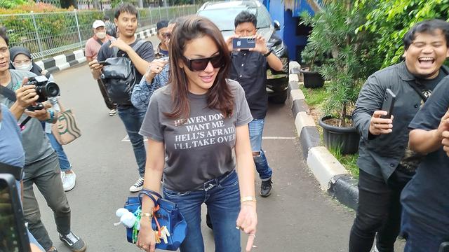 Artis Nikita Mirzani menyambangi Polda Metro Jaya pada hari ini Kamis (3/10/2024). (Liputan6.com/Ady Anugrahadi)