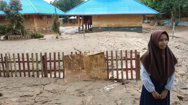 Alisa (13) pelajar SMPN 01 Asera yang harus mengikuti ujian di sekolah lain karena sekolahnya tertimbun lumpur.(Liputan6.com/Ahmad Akbar Fua)