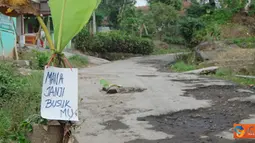 Jalan Raya Cipanas Galunggung, Desa Linggajati, Kecamatan Sukaratu,  Tasikmalaya yang rusak, ditanami pohon pisang sebagai bentuk protes warga.