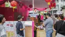 Warga mendaftar saat akan mencoblos di TPS 08 Petak Sembilan, Glodok, Jakarta, Rabu (17/4). TPS 08 Petak Sembilan mengambil tema budaya Tionghoa untuk menarik minat pemilih dan menekan angka golput. (Liputan6.com/Faizal Fanani)