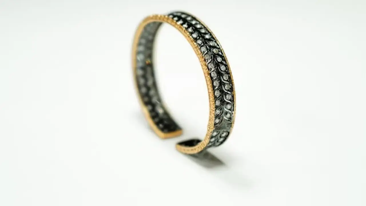 Ilustrasi Gelang Emas (Photo by Philippe Van Doninck on Unsplash)