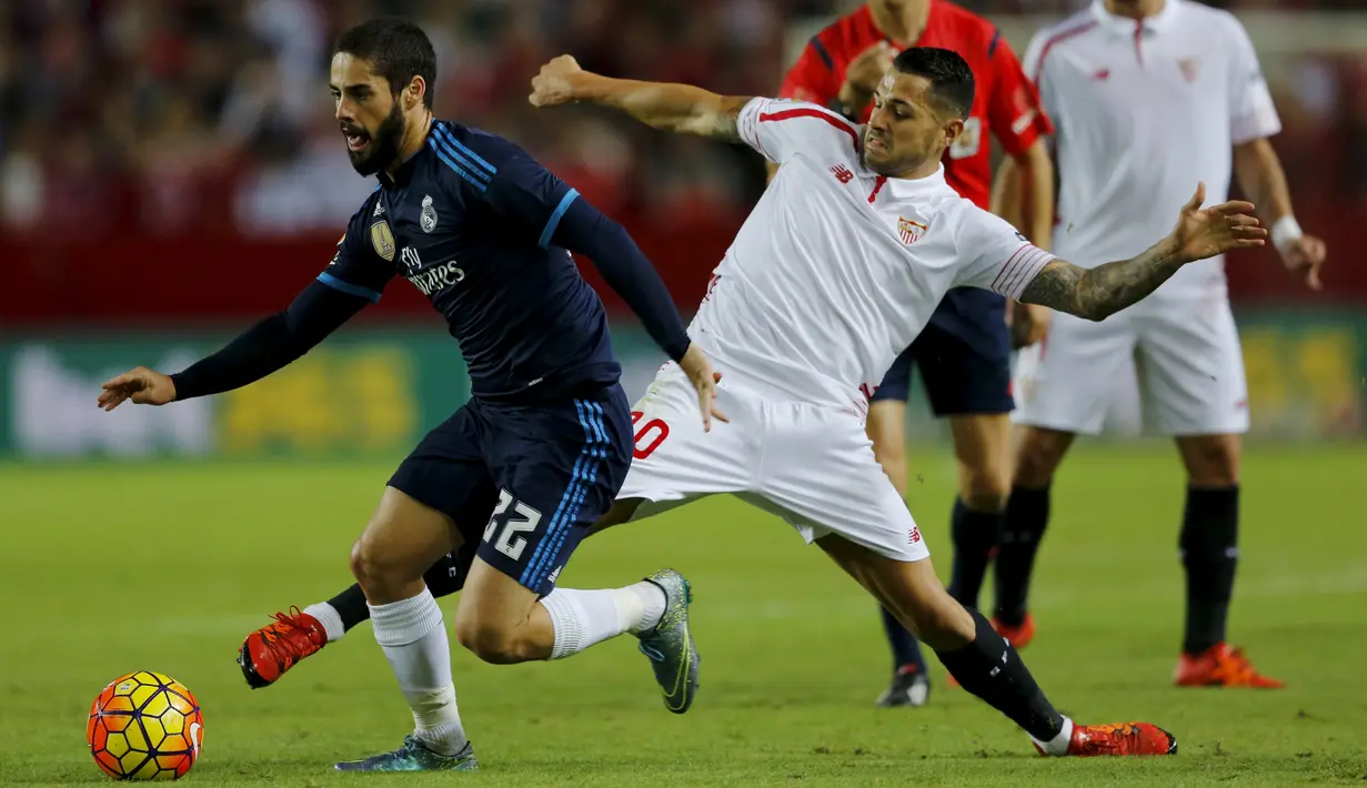 Gelandang Real Madrid, Isco berusaha mengiring bola dari kejaran gelandang Sevilla, Victor Machin pada lanjutan La Liga di Estadio Ramon Sanchez Pizjuan, Spanyol (9/11/2015). Sevilla menang atas Real Madrid dengan skor 3-2. (REUTERS/Marcelo del Pozo)