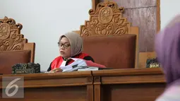 Hakim Tursina Aftianty membacakan putusan sidang kasus dugaan korupsi pengadaan lahan RS Sumber Waras di PN Jaksel, Rabu (30/3). Majelis hakim menolak gugatan yang diajukan LSM Masyarakat Anti-Korupsi Indonesia (MAKI)‎. (Liputan6.com/Herman Zakharia)