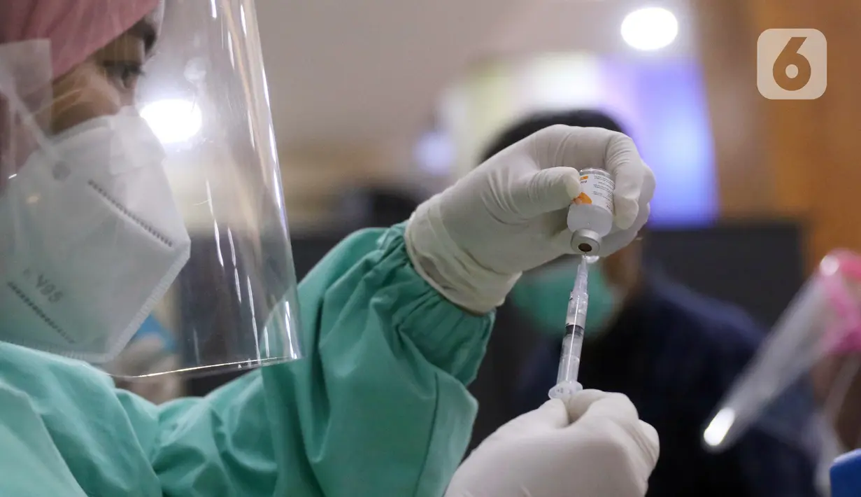 Petugas medis bersiap menyuntikkan vaksin COVID-19 kepada warga saat vaksinasi di Universitas Budi Luhur, Jakarta Selatan, Senin (21/6/2021). Vaksinasi tersebut menargetkan 1.000 masyarakat Jakarta berusia 18 tahun ke atas. (Liputan6.com/Angga Yuniar)