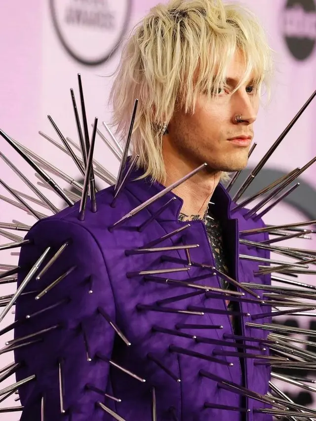 Gaya Nyentrik Machine Gun Kelly Pakai Setelan Jas Berduri di American Music Awards 2022
