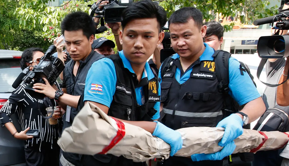 Petugas forensik Thailand membawa barang bukti usai ledakan bom di Rumah Sakit Phramongkutklao, Bangkok. (22/5). (AP Photo / Sakchai Lalit)