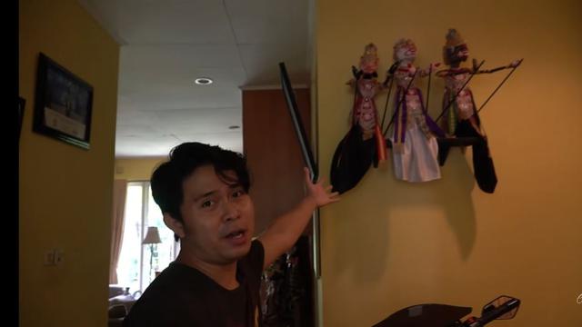 Ada Rumah Pohon, Ini 8 Potret Kediaman Cakra Khan yang Bernuansa Seni