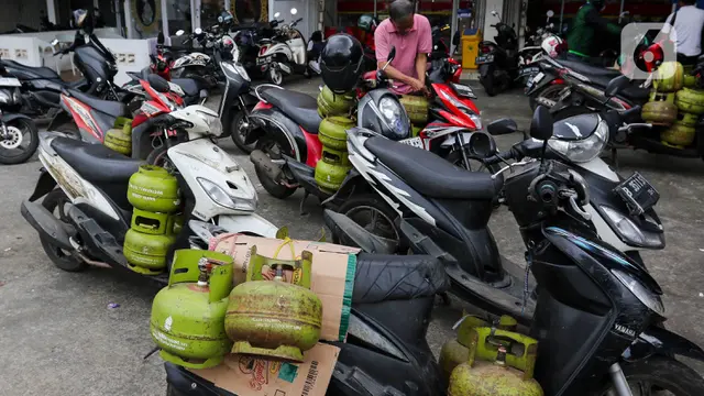 Warga Antre untuk Dapatkan LPG Subsidi 3 Kg