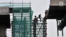 Aktivitas pekerja menyelesaikan proyek Light Rail Transit (LRT) Jabodebek di kawasan Cibubur, Jakarta, Senin (18/2). PT KAI menetapkan tarif LRT Jakarta-Bogor-Depok-Bekasi (Jabodebek) sebesar Rp 12.000 untuk sekali jalan. (Merdeka.com/Iqbal S. Nugroho)