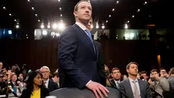 CEO Facebook Mark Zuckerberg tiba untuk bersaksi di hadapan Komite Senat Amerika Serikat di Capitol Hill, Washington, Senin (10/4). Ini merupakan penampilan formal pertama Zuckerberg dalam kongres setelah masalah kebocoran data. (AP/Andrew Harnik)